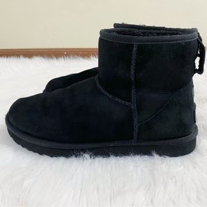 Ugg Black Classic Mini Boots Sheepskin Upper/Lining Round Toe Women's Size 10